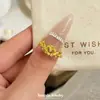 Anillo de Corona de Corazón de Princesa Hueco Dorado Francés Estilo Nuevo 2026, Anillo Exquisito de Lujo Ligero Vintage con un Sentido de Elegancia