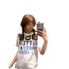 Camiseta Branca de Manga Curta com Estampa de Letras Color-Blocking Estilo Americano para Mulheres, Design de Verão, Estilo de Nicho, Caimento Regular nos Ombros, Peça de Manga Meia-Manga para Casais