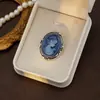 Broche de Beleza de Nicho de Luxo para Mulheres, Estilo Corte Vintage Vazado Cravejado de Diamantes Broche de Alfinete Exquisito em Relevo