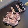Sandalias para Niñas Verano Nuevo Versión Coreana Niños Medianos y Grandes Casual Planas Suela Suave Zapatos de Princesa Versátiles Zapatos de Playa para Niñas Pequeñas
