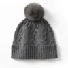 Cachemira Otoño/Invierno 2026 Nuevo Sombrero de Punto para Mujer con Trenzado Cálido Flor de Rama Pompón Protección para Orejas Sombrero de Punto Casual