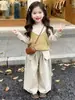 Camisola de punto multicapa de color liso para niñas coreanas 2026 otoño nuevo conjunto casual versátil de tres piezas