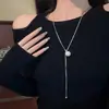 Cadena Larga de Acero de Titanio No Descolorante Extensible Ajustable con Perlas, Estilo Lujo Ligero y Gama Alta, Collar con Borla de Bola Redonda para Mujer