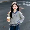 Traje feminino retrô moderno para primavera e outono: um cardigã longo e doce adornado com um laço combinado com calças jeans de corte folgado, um conjunto de duas peças