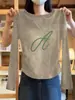 Camiseta feminina de gola V, manga longa, corte slim, acinturada, na cor cáqui, feita de algodão puro, projetada para valorizar a silhueta, para o outono de 2026