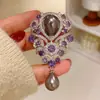 Elegante Broche de Lujo Estilo Francés con Colgante de Perla de Concha de Alto Brillo, Exquisito Broche de Alta Gama Adornado con Pedrería, Accesorio para Abrigo