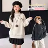 Suéter blanco para niña con cuello semi-alto, nuevo modelo de invierno 2026, tejido grueso para niños mayores, camisa básica para estudiantes de secundaria