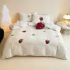 Fresco y juvenil bordado de aplicación de fresa cálido de invierno felpa de imitación de lana felpa de leche ropa de cama juego de cuatro piezas