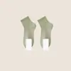 Calcetines blancos y negros para hombres y mujeres, calcetines de media pantorrilla para primavera y otoño, calcetines de algodón transpirables de color liso, calcetines deportivos para parejas, calcetines cortos de verano al por mayor