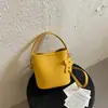 Bolso de hombro de lujo de alta gama, nuevo modelo 2026, bolso cruzado para mujer para el trabajo, bolso tipo cubo vintage exquisito y ultralujoso
