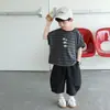 0612 Conjunto de Verão para Meninos Camiseta Listrada Estilosa de Manga Curta para Crianças 2026 Novas Roupas de Verão para Meninos Conjunto de Duas Peças T