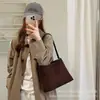 Elegante y minimalista bolso cubo de ante, nueva colección otoño 2026, gran capacidad, adecuado para ir al trabajo y uso diario, se puede llevar como bolso de hombro o bolso de mano