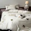 Romántico Set Francés de Algodón Cepillado 100S de Cuatro Piezas Flores Pequeñas Bordado de Toalla Ribete de Encaje Funda Nórdica Cálido Otoño e Invierno