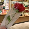 Un Pequeño Ramo de Flores de Hilo Rojo Ganó el Primer Premio en el Día de la Madre, una Recompensa para los Estudiantes en los Exámenes de Ingreso a la Preparatoria y la Universidad, y un Regalo para el Día de la Mujer