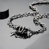 Colar Duplo Cruzado com Cobra Enrolada em Pedra Branca para Homens, Design de Nicho de Luxo Leve Europeu e Americano, Joias Minimalistas da Moda Hip-Hop