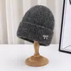 Gorro de Tricô Fashionável para Mulheres e Homens, Adequado para Outono e Inverno, com Proteção para as Orelhas e Características Quentes