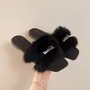 Chinelos peludos femininos com fivela de metal, novo modelo de verão 2026, sandálias de encaixe versáteis e estilosas de pelúcia estilo Chanel para usar ao ar livre