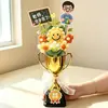 Produto acabado criativo Presente para o Dia do Professor: Buquê de crochê de girassol com troféu de medalha de ouro para professores e coordenadores de turma, masculinos e femininos