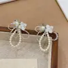 Pendientes de botón de flor de cuentas frescos y sencillos para mujer, pendientes versátiles de moda con temperamento único de nicho, joyería para la oreja de concha de alta gama