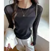 Camiseta de manga larga transparente de malla para mujer, cuello redondo, diseño de patchwork, corte ajustado, estilo corto, top interior maduro y versátil