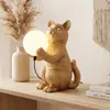 Luminária de mesa criativa de gato segurando uma bola, luminária de mesa decorativa de artesanato em resina, pequena luminária de mesa ambiente para escrivaninha de escritório