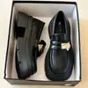 Sapatos femininos de couro estilo britânico com sola grossa, novos mocassins da moda outono 2026 com fivela de metal, sapatos Mary Jane versáteis