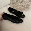2026 Novo Estilo Bico Redondo Laço Sola Reta Tira Única Xadrez Sola Macia Sapatilha de Ballet Pérola para Comutação para Mulheres