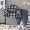 Conjunto de Roupa para Meninos Primavera e Outono 2026 Nova Roupa de Bebê Estilosa Camisa Xadrez Manga Longa Conjunto de Três Peças