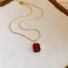 Colar com Pingente Praça Vermelha Cravejado de Diamantes Vintage Luxo Leve Moderno Elegante Corrente para Clavícula Nicho Delicado Colar de Alta Qualidade