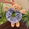 La linda scrunchie de oso a cuadros azules para niños es extremadamente elegante para recoger el cabello en un moño, dando un aspecto de alta gama