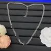 Colar Cruzado Europeu e Americano 2025 Novo Estilo Lv com Logo e Letras Incrustadas com Diamantes para Mulheres, Sensação de Alto Padrão, Fotos Reais, Colar Atacado