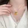Pingente de Libélula Cogumelo Esmaltado Fofo com Esmalte Pingado Colar Dourado Areia Feminino Primavera Verão Versátil Corrente de Clavícula Girassol
