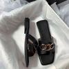 Estilo Popular de Verano Cómodas y Elegantes de Suela Plana Versátiles Abiertas en la Punta Estilo Vacacional Chanclas Cuadradas con Cadena Metálica para Mujer