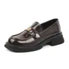 Mocassins de Couro de Primeira Camada, Sapatos de Salto Único Pretos, Sapatos de Couro com Sola Grossa 'Little Love' com Fivela de Flor de Camélia e Moeda Dourada, Estilo Britânico Feminino