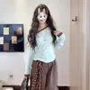 Camiseta Retro Coreana con Bordado de Letras, Hombro Descubierto, Manga Larga para Mujer, Nueva para Primavera y Otoño, Corte Delgado Versátil Dulce Sexy