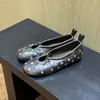 Sapatilhas Mary Jane de couro de cordeiro com design retrô, bico quadrado, rebites desgastados e cadarço, sapatos baixos versáteis para mulheres