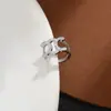 Novos brincos femininos 2024 com micro cravação de zircônia, design elegante de nicho, clipe de osso da orelha em formato de cruz, clipe de orelha requintado e versátil