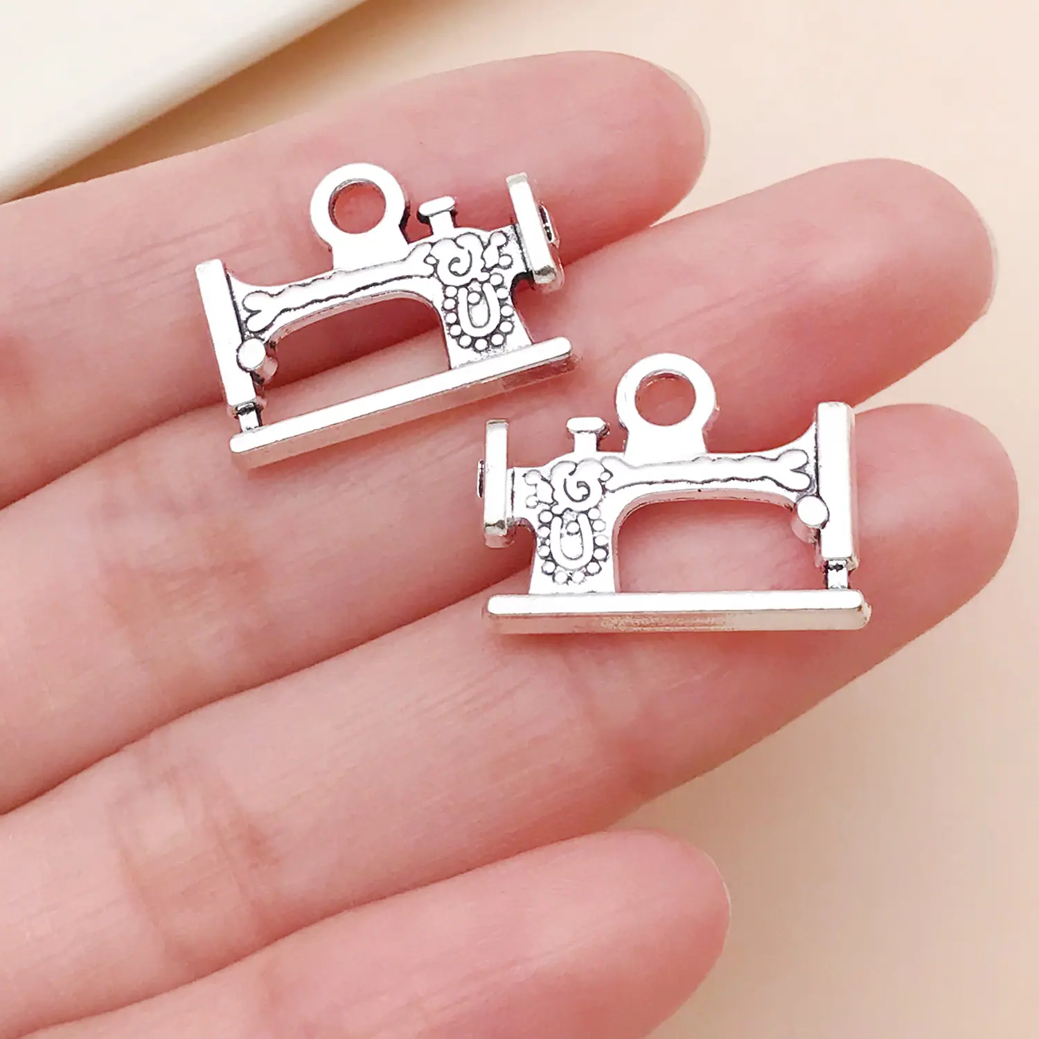 8937-M-古银缝纫机工具24x25mm-锌合金-2.6g