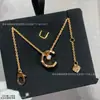 2026 Nuevo Modelo Collar Shui Bing Yue Oro V Patrón de Diamante Diamante Diagonal Cuentas Pequeñas de Oro Estilo Chanel Oro Rosa 18K Tallado de Precisión CNC