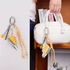 Novo Pingente de Bolsa Série Amarela Miu Super Fofo Nicho Simples Versátil Chaveiro Bolsa de Palha Cordão Multicor