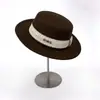 Chapéu de Lã Bege com Topo Plano da Moda Outono e Inverno Estilo Socialite Francesa Chapéu Hepburn Moda Retro Britânica para Mulheres