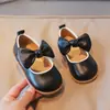 Zapatos Pequeños de Cuero Cuadrados Estilo Coreano para Niñas Otoño Nuevos Zapatos de Frijol Sandalias Cerradas Retro Francesas con Hebilla Metálica para Niños
