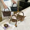 Bolsa de mão coreana de nicho estilosa com bolinhas para mulheres, nova coleção outono 2026, bolsa de ombro e transversal casual de alta qualidade para o dia a dia