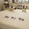 Conjunto de Três Peças de Matelassê Refrescante de Seda Etileno Grau A para Verão com Bordado de Grãos de Gelo, Matelassê Macio com Ar Condicionado, Estilo Lençol com Elástico, Lavável à Máquina