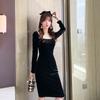 Otoño 2026 Nuevo Elegante Vestido Cuadrado de Terciopelo Perlado Bodycon Estilo Hepburn Vestido Negro Pequeño 4279
