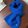 Novo Cachecol Pequeno de Lã para Mulheres, Estilo Coreano Outono/Inverno, Cachecol de Tricô Macio e Fofo de Cor Sólida, Cachecol Quente com Logo Metálico Simples