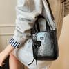 Bolsa Universal para Mujer Nueva Primavera 2026 con Decoración de Correa de Cuero Cosida, Mochila Cruzada de Hombro Único para Mujer, Moda Tendencia al por Mayor
