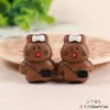 Urso fofo de nariz preto feito de madeira de pêssego, acessório de escultura em madeira DIY, chaveiro artesanal, pingente de bolsa e acessório decorativo