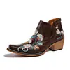 Botas Curtas Bordadas de Salto Médio Amazon em Estoque, Tamanho Grande, Novidade Verão 2026 Estilo Britânico Vintage Botas Western de Salto Grosso para Mulheres