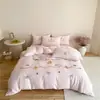 Juego de cuatro piezas de ropa de cama de gasa de doble capa 100% algodón con bonito bordado de oso de dibujos animados, hipoalergénico y transpirable, adecuado para camas individuales